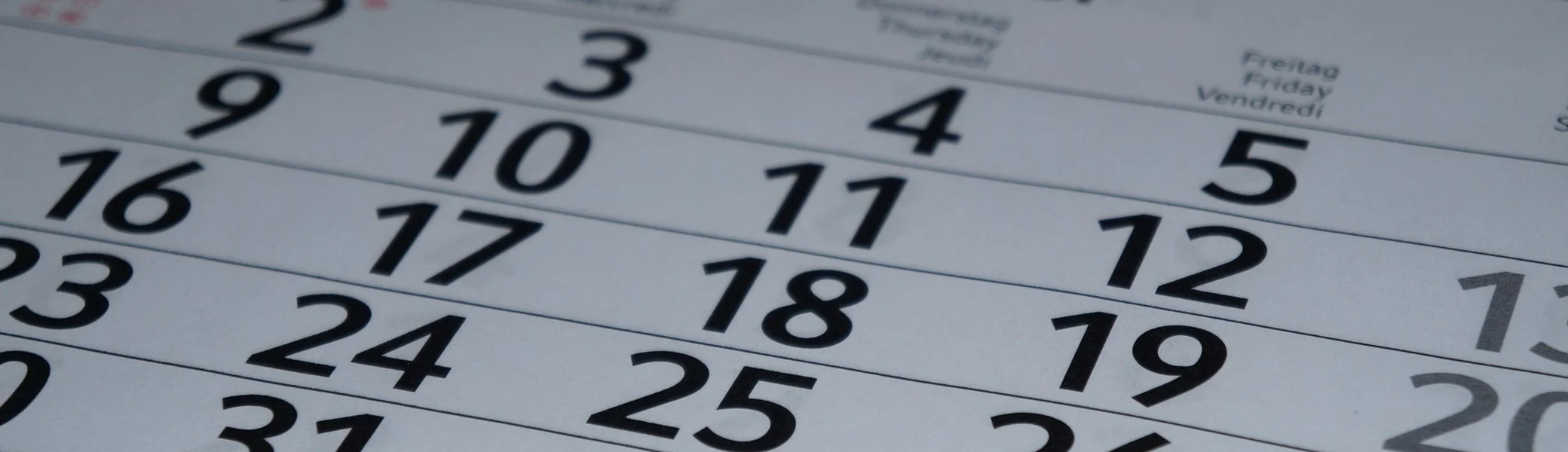 Das Bild zeigt einen Kalender mit Monatsansicht | © dav