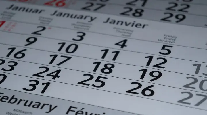 Das Bild zeigt einen Kalender mit Monatsansicht | © dav