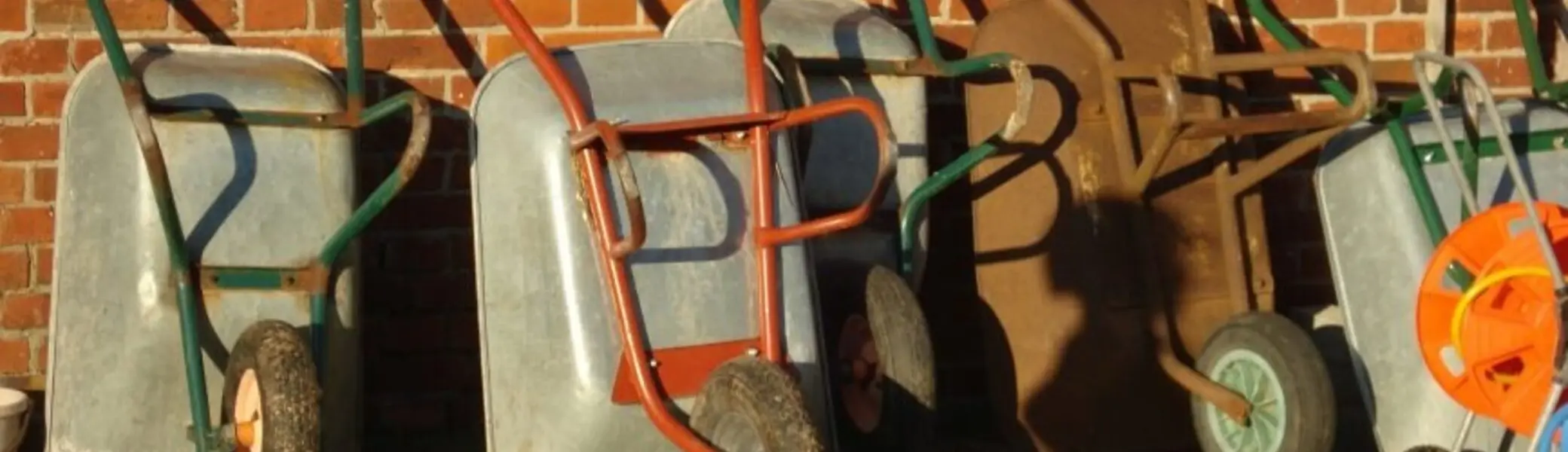 Das Bild zeigt mehrere Schubkarren  | © DAV