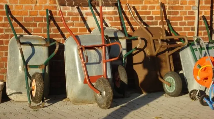 Das Bild zeigt mehrere Schubkarren  | © DAV