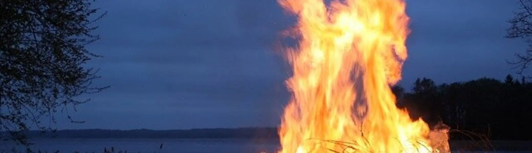 Das Bild zeigt ein Lagerfeuer | © DAV