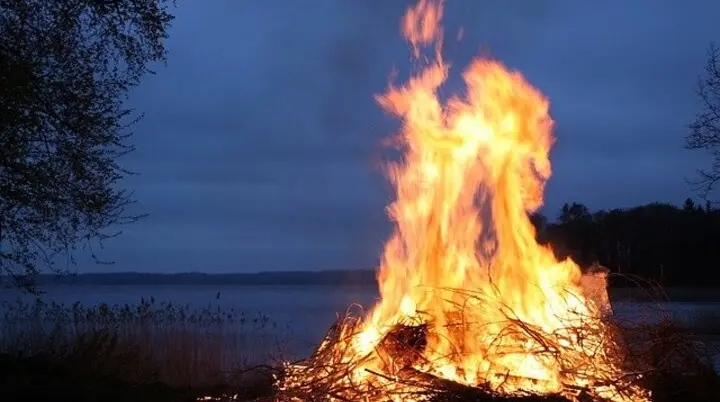 Das Bild zeigt ein Lagerfeuer | © DAV