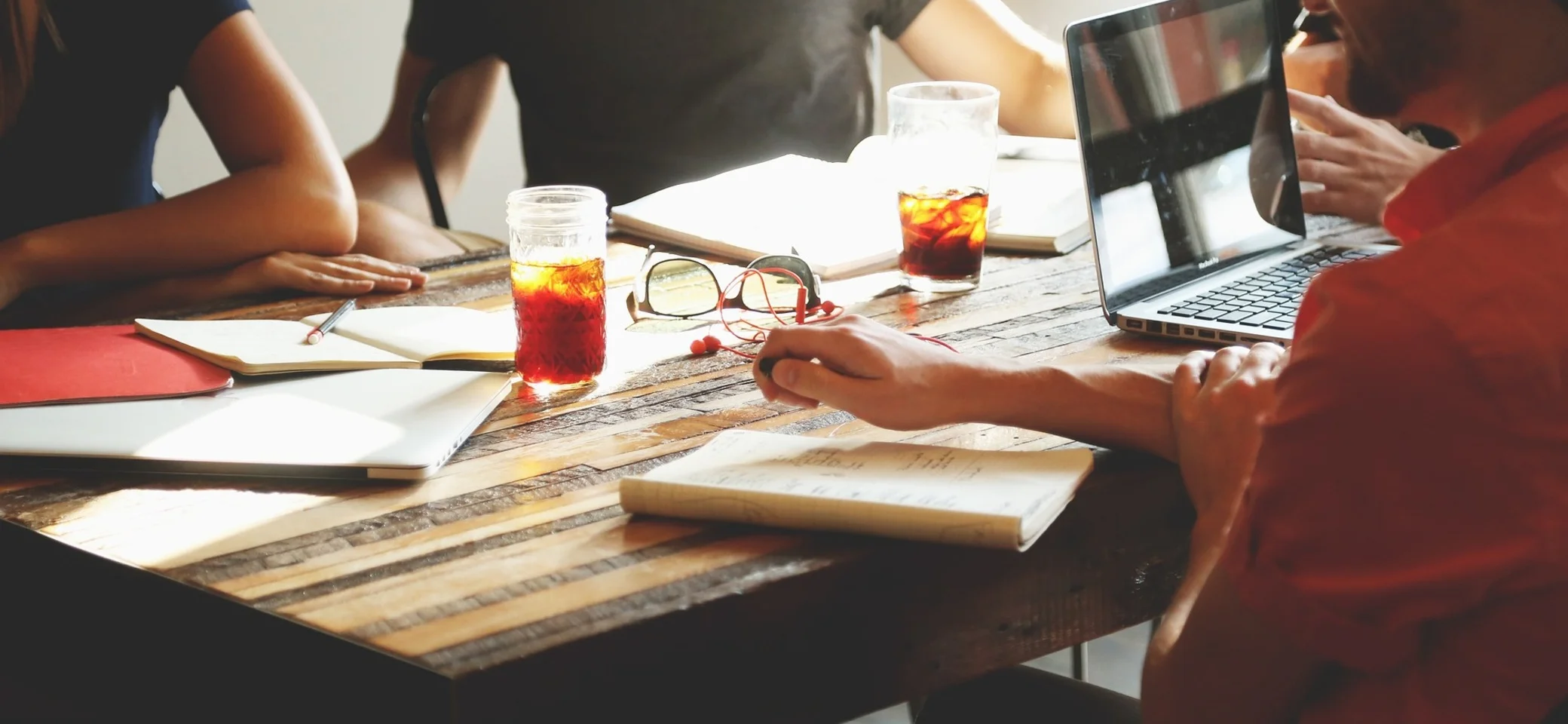 Das Bild zeigt mehrere Personen an einem Tisch, die sich besprechen | © dav