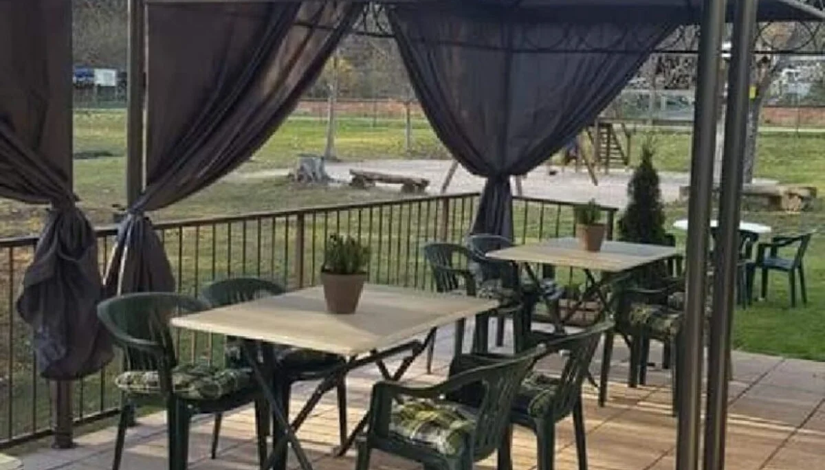 Das Bild zeigt einen Teil der Terrasse, welcher mit Pavillons überdacht ist | © DAV