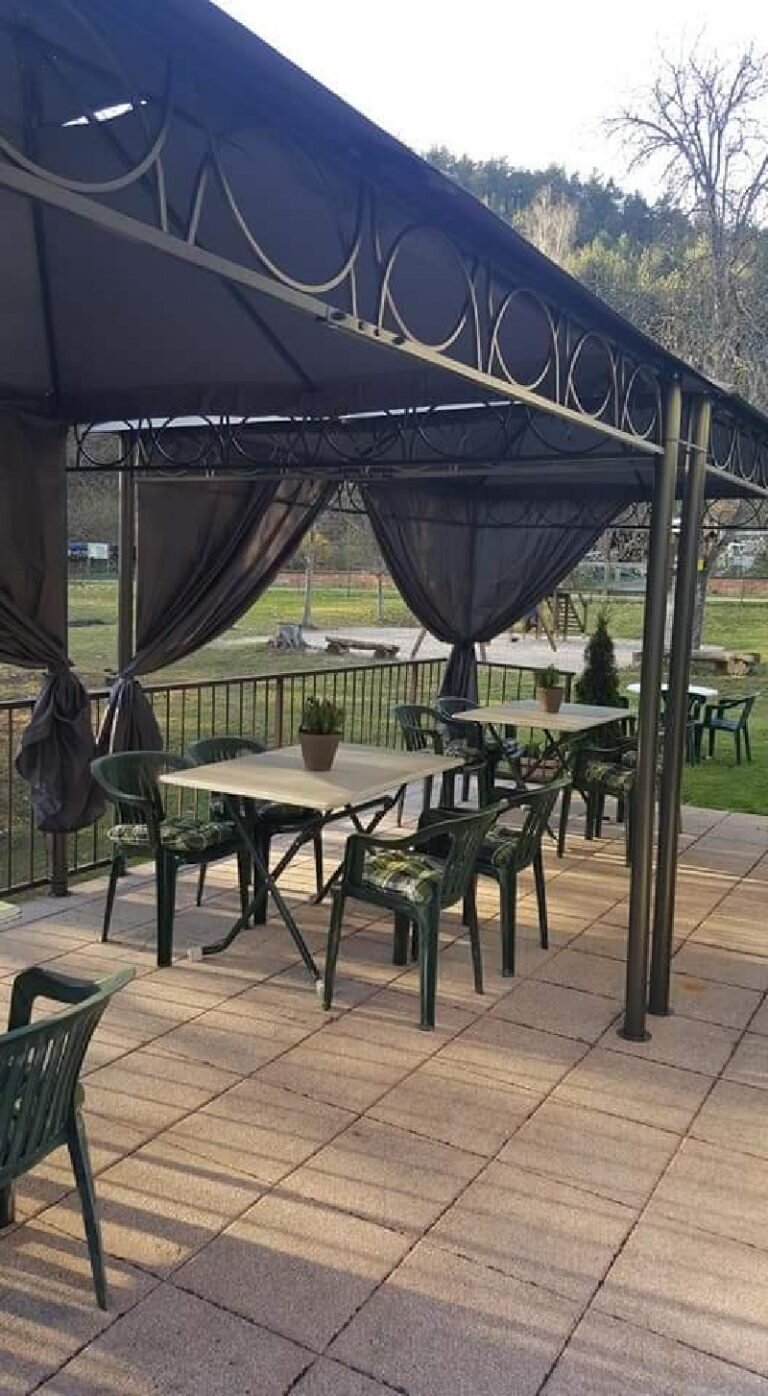 © DAV Das Bild zeigt einen Teil der Terrasse, welcher mit Pavillons überdacht ist | © DAV