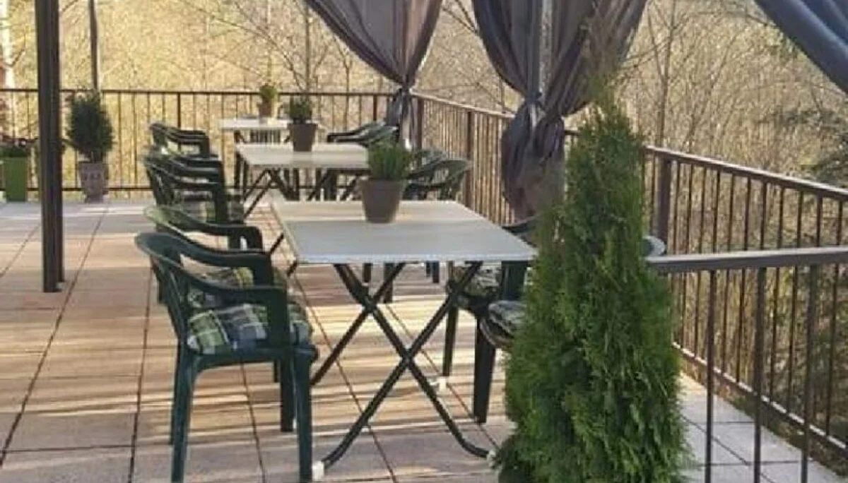 Das Bild zeigt einen Teil der Terrasse, welcher mit Pavillons überdacht ist | © DAV