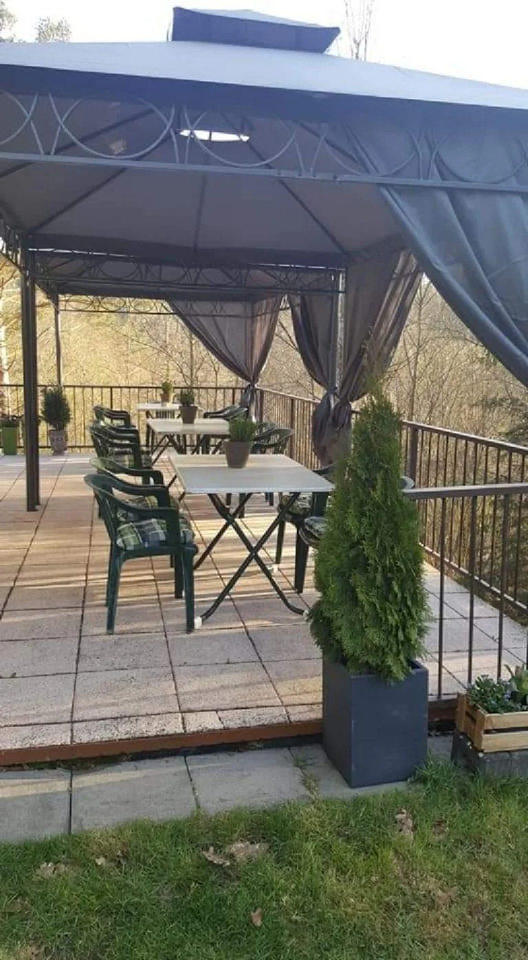 Das Bild zeigt einen Teil der Terrasse, welcher mit Pavillons überdacht ist | © DAV