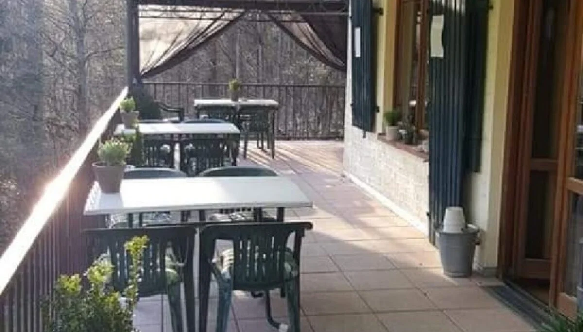 Das Bild zeigt die Terrasse, wo man sich als Gast ebenfalls hinsetzen kann | © DAV