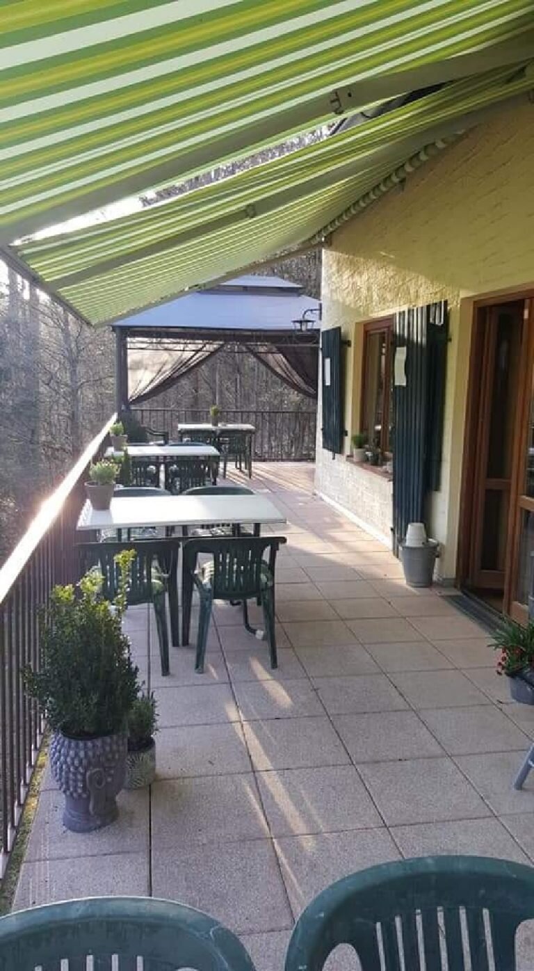 © DAV Das Bild zeigt die Terrasse, wo man sich als Gast ebenfalls hinsetzen kann | © DAV