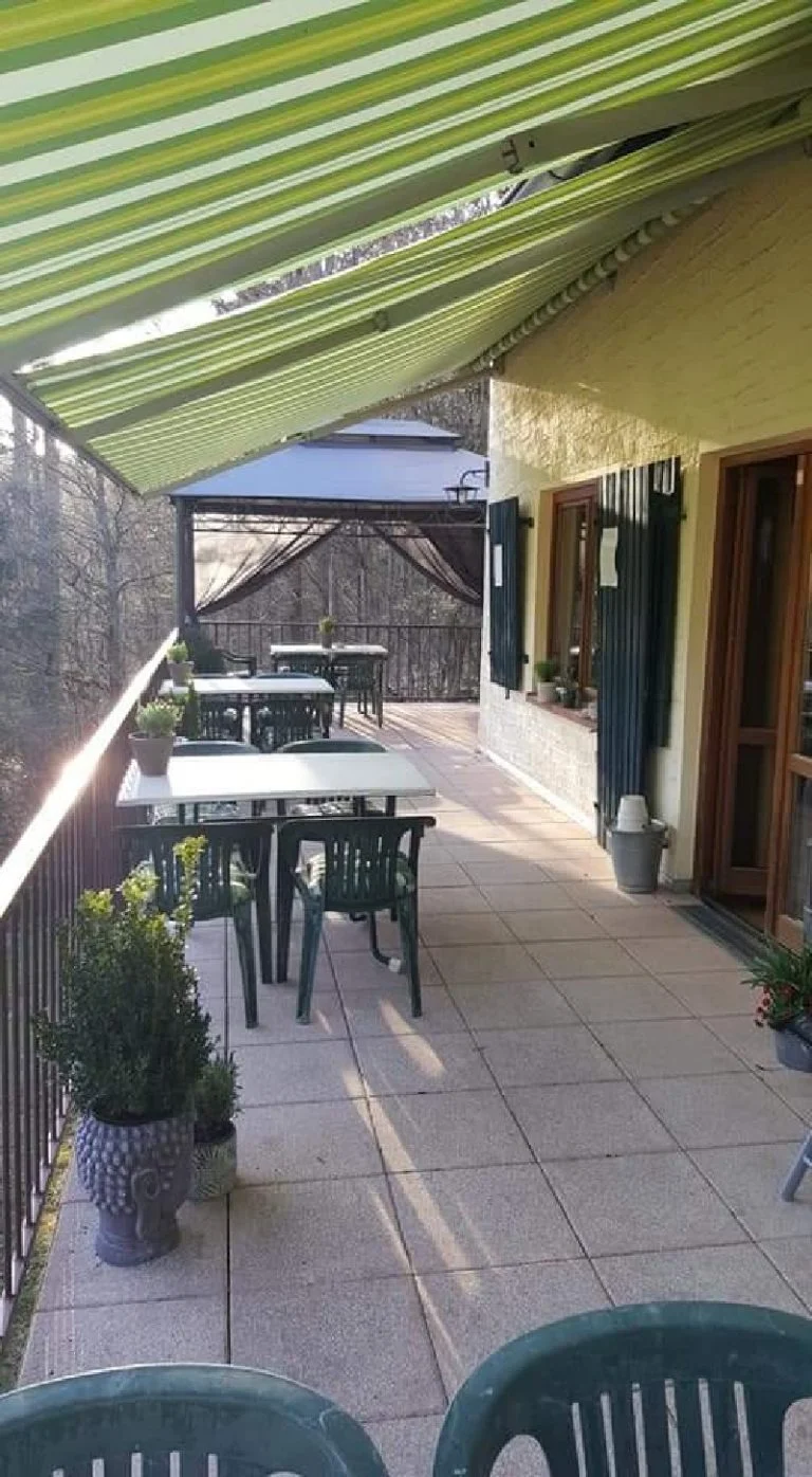 Das Bild zeigt die Terrasse, wo man sich als Gast ebenfalls hinsetzen kann | © DAV