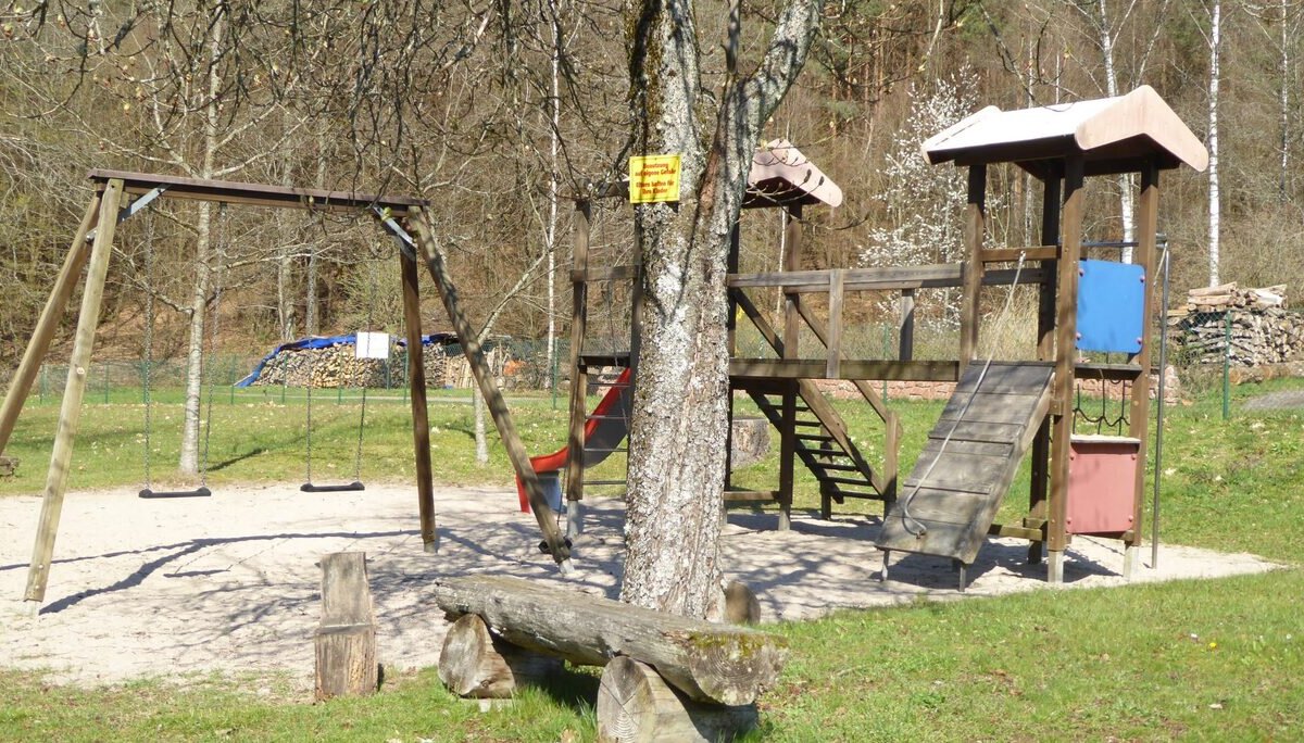© DAV Das Bild zeigt die Schaukel und den Spielturm auf dem Außengelände des Rudolf-Keller-Hauses | © DAV