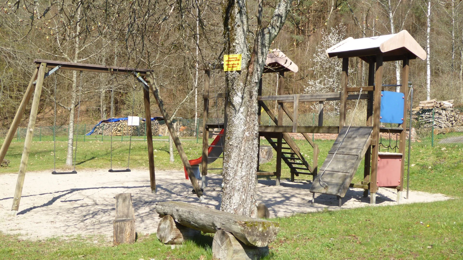 Das Bild zeigt die Schaukel und den Spielturm auf dem Außengelände des Rudolf-Keller-Hauses | © DAV