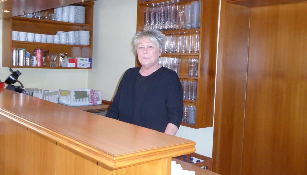 Das Bild zeigt unsere Wirtin Heide Roth hinter dem Tresen | © DAV