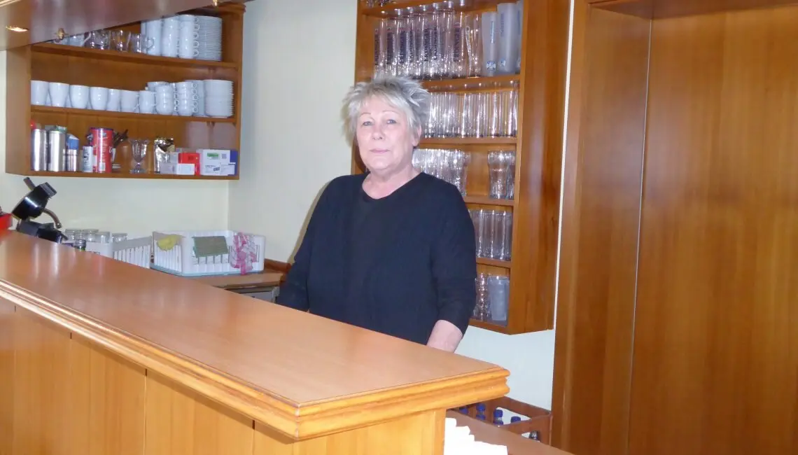 Das Bild zeigt unsere Wirtin Heide Roth hinter dem Tresen | © DAV