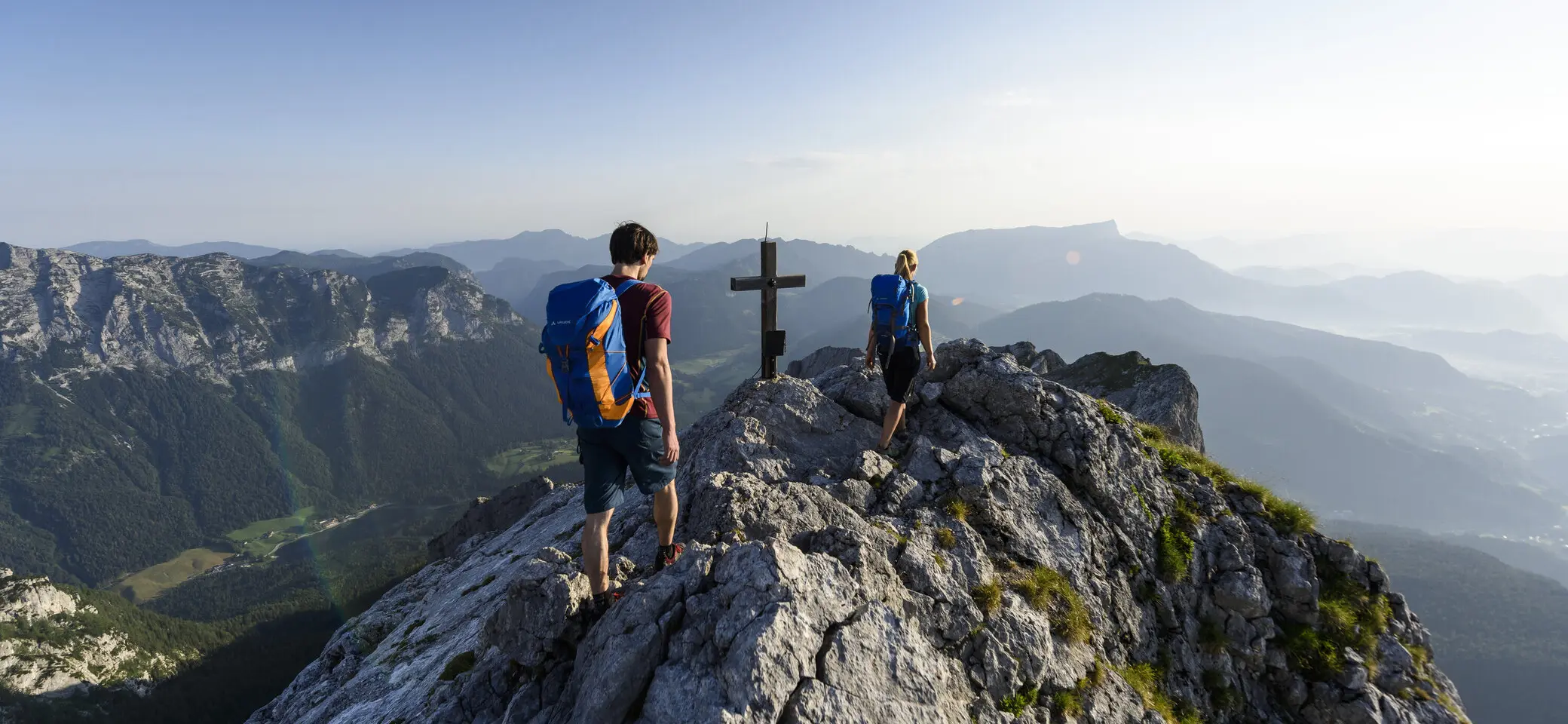 Auf dem Gipfel: Zwei Wanderer aus der Ferne auf eine Berggipfel | © DAV/Wolfgang Ehn